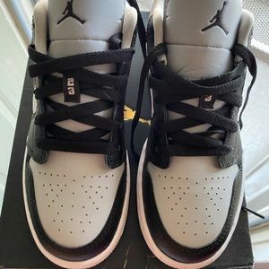 Air Jordan 1 low smoke grey